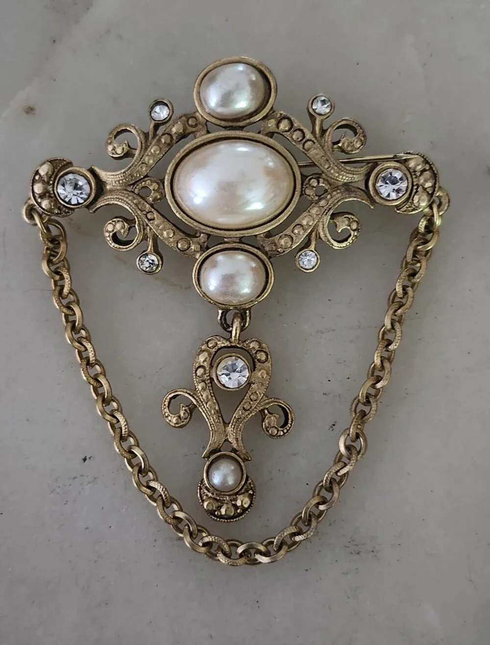 Stunning Gold-Tone Faux Pearl & Crystal Brooch with Chain